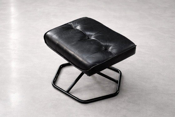 Image 1 of Poltrona girevole e pouf in pelle nera danese moderna vintage di metà secolo di Unico, anni '70, set di 2