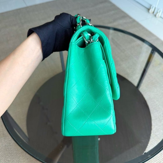 Image 1 of Borsa Chanel Classic Flap Jumbo - Doppia patta 30 cm in pelle di agnello trapuntata verde con finiture argentate, serie 16