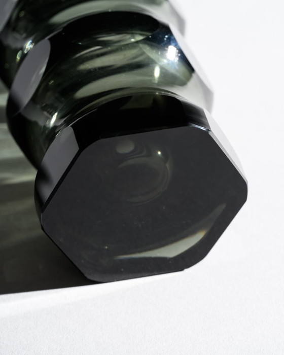 Image 1 of Geometrische brutaliteit in handgesneden glas. Oost-Duitse ateliervaas, ca. jaren 70, DDR.