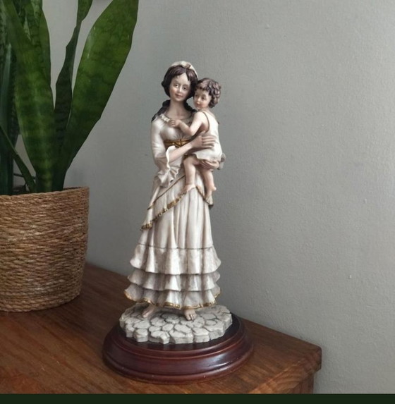 Image 1 of Estatua de la madre y el niño