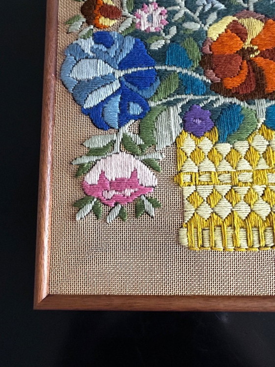 Image 1 of cuadro de flores bordadas