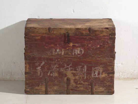 Baule cinese antico dipinto in legno di pino – Cina, circa 1920 – Armadi contenitori, Industrieel (photo 32 of 40)