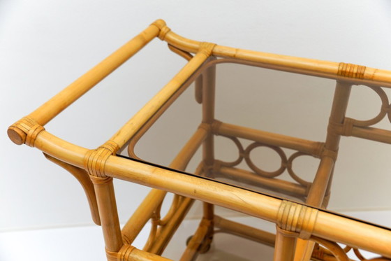 Image 1 of Carrito de servicio de bambú y vidrio ahumado con portabotellas, Italia, años 50