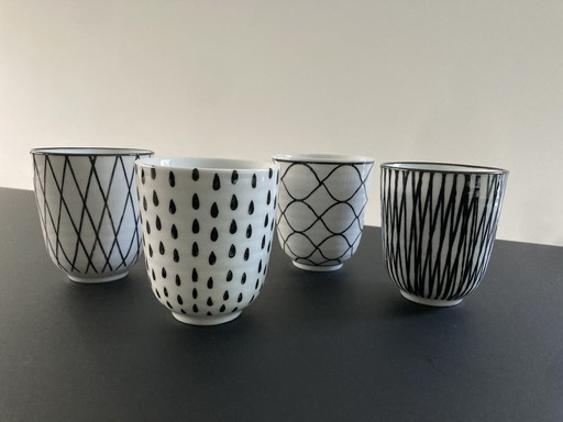 Juego de cuatro tazas de café con motivos geométricos, diseño escandinavo