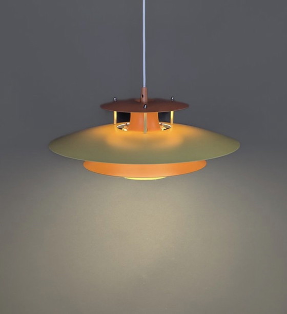 Pendelleuchte im Mid-Century-Modern-Stil aus gelbem und orangefarbenem Metall, Dänemark, 1970er Jahre (photo 8 of 9)