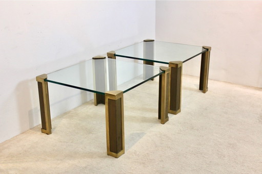 Ensemble de deux grandes tables d'appoint Peter Ghyczy en laiton et verre