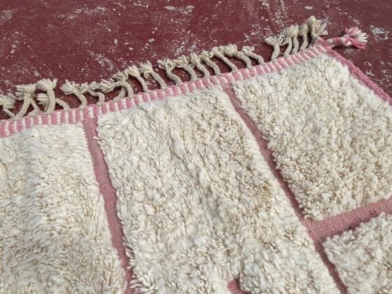 Image 1 of Beni Ourain tapijt 246x160 cm – Crème & roze geometrisch Marokkaans wollen tapijt – Handgemaakt Berber tapijt
