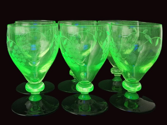 Image 1 of 6 copas de vino danesas hechas de vidrio de uranio