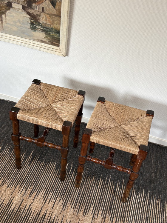 Image 1 of Antikes Hocker-Set aus Walnussholz mit Sitzfläche aus Papierstroh, Höhe 45 cm