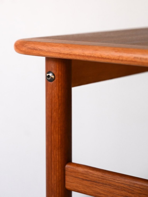 Image 1 of Table d'appoint scandinave en teck avec pieds tournés
