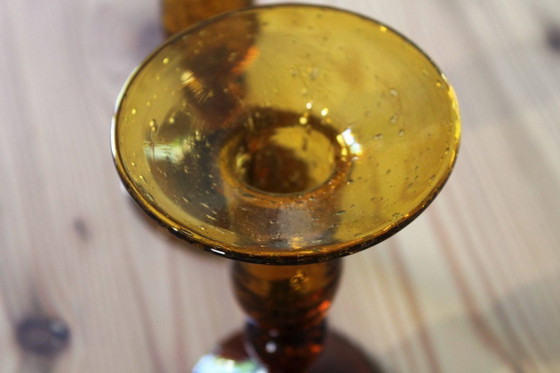Image 1 of Een paar BIOT kaarsenstandaards van amberkleurig glas.