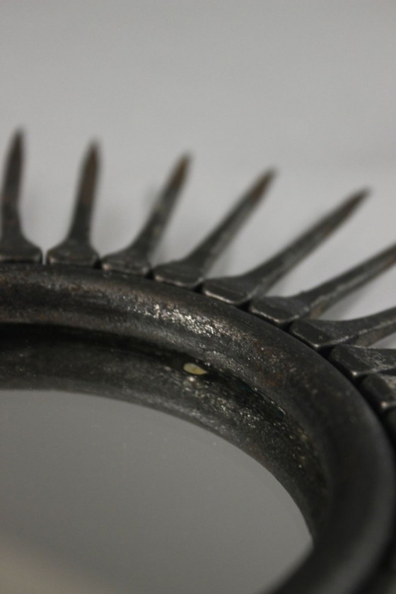 Image 1 of Brutalistische ijzeren spiegel uit circa 1950. Brutalistisch modernistisch ontwerp.