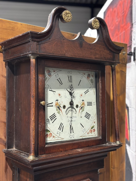 Image 1 of Horloge de parquet anglaise ancienne – R. Griffiths, Denbigh, fin XVIIIe / début XIXe siècle