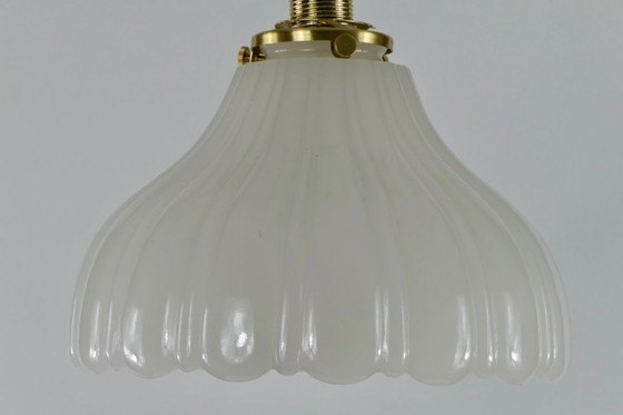 Image 1 of Elegante lámpara de techo Holophane de cristal blanco acanalado con soporte de pantalla de latón