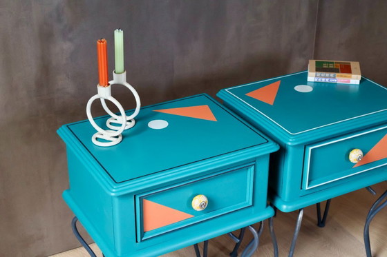 Image 1 of Memphis Twins – comodini postmoderni nei colori verde acqua e arancione toscano.