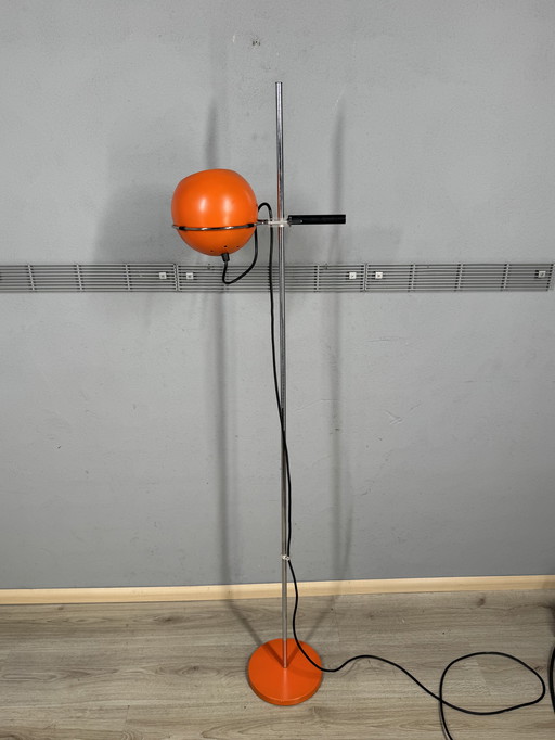 Lampada da terra vintage – Gepo / Gerda – paralume sferico in metallo arancione – design Space Age anni '70
