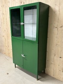 Groene vintage apothekerskast - vitrinekast