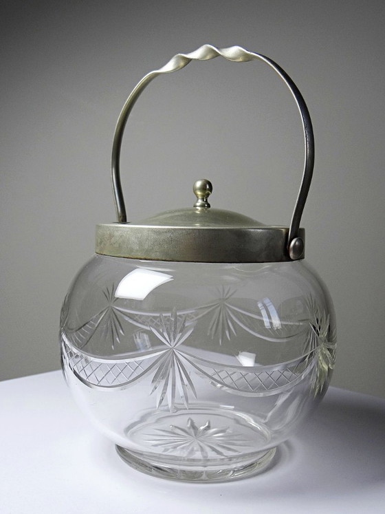 Image 1 of Vaso/bonbonniere antico boemo a forma di bolla in cristallo inciso e metallo argentato, 1920-1940.