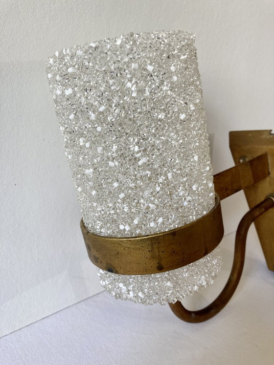 Image 1 of Drei Wandleuchten aus vergoldetem Metall und Plexiglas mit Eis-Effekt, 1960er-70er Jahre