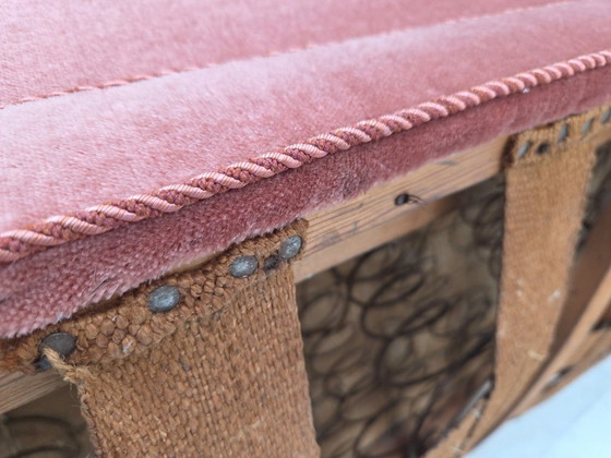 Image 1 of Canapé danois 2 places des années 1950, revêtement en velours rose saumon, pieds en chêne.