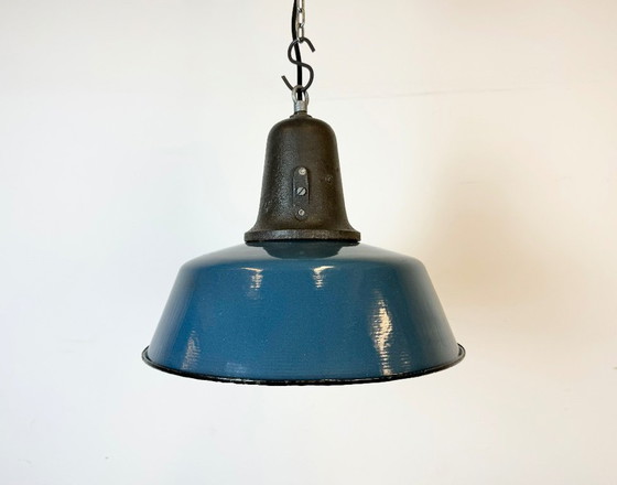 Image 1 of Lampe industrielle en émail bleu avec abat-jour en fonte, années 1960