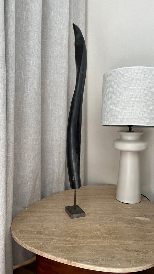Grande sculpture de longhorn noir sur une base en fer