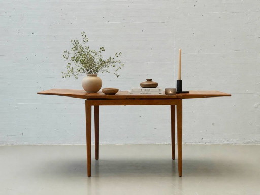 Extendable mid-century table in Danish style