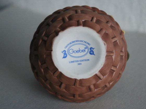 Image 1 of Un conejito adorable en una cesta con una flor amarilla. Goebel Edición Limitada Sorpresa de Pascua 2001