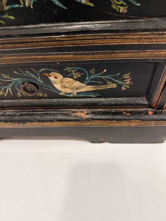 Image 1 of Cassettiera vintage in legno nero, dipinta a mano e riccamente decorata, con 8 cassetti