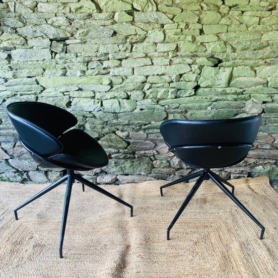 Een paar modernistische draaibare fauteuils van zwart leer. – Leather (photo 3 of 16)