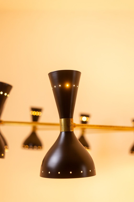 Diabolo kroonluchter met 12 lampen in zwart gelakt metaal. Hedendaags. – Metal, Brass (photo 10 of 11)