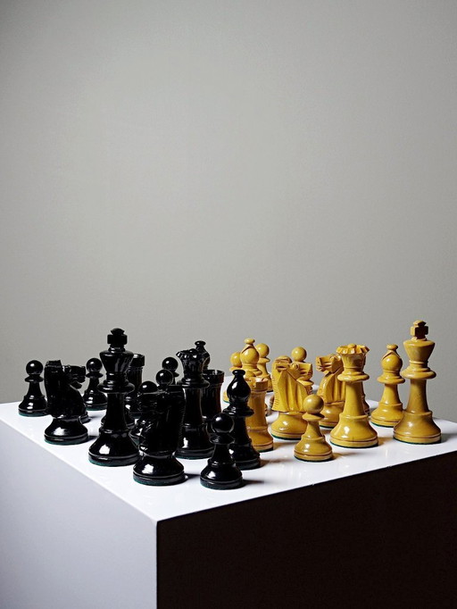 Set of classic turned wood chess pieces vintage type Staunton Roi 9cm