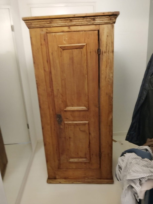 Antica credenza da fattoria del 1890, trattata contro i tarli.