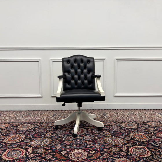Classica Sedia da Ufficio Chesterfield Bianca Inglese – &Tradition, Sedie da ufficio, Pelle, Legno (photo 2 of 7)