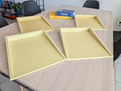 Clino dienbladenset van Kartell, ontworpen door Enzo Mari, in uitstekende staat.