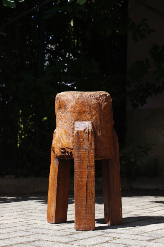 Image 1 of Dreibeiniger Ausstechblock Antiker Brutalismus aus Holz, 1890er Jahre