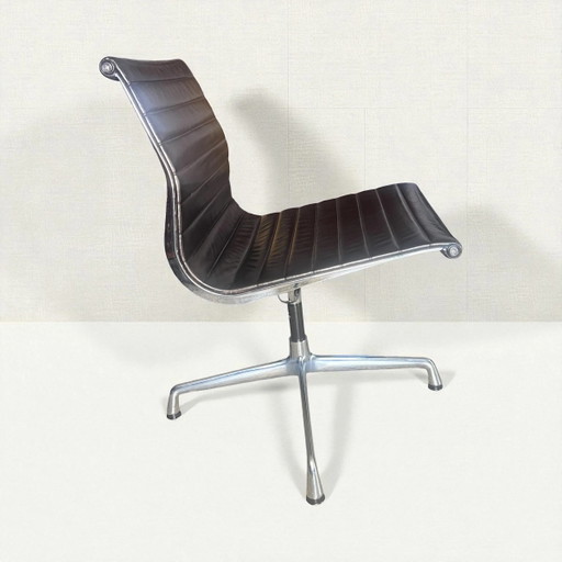 Originele Vitra EA 106 Eames Draaistoel | Donkerbruin leer | Charles & Ray Eames | Vintage 1986 met label