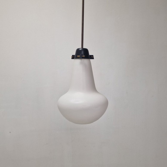 Image 1 of Pendelleuchte aus der Mitte des 20. Jahrhunderts, aus Milchglas und Messing, Italien, 1960er Jahre