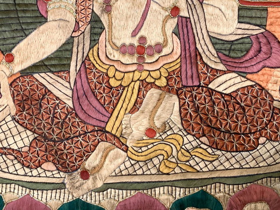 Hand-embroidered Buddhist Thangka - Silk & Gold Thread Framed – Wall decoration, Textile (photo 7 of 13)
