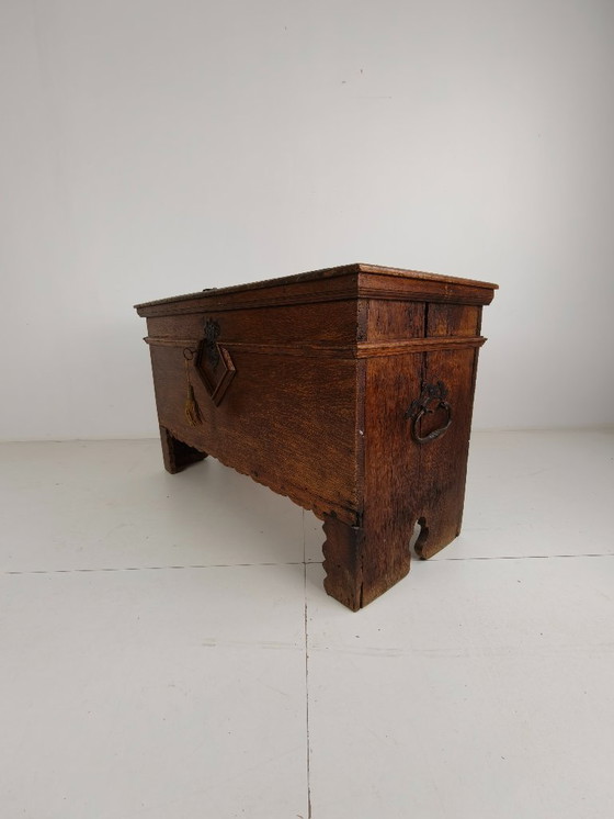 Image 1 of Elegante cofre de roble del siglo XVIII – datado en 1756