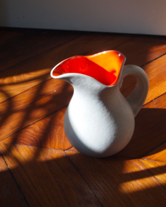 Image 1 of Jarra de cerámica firmada, esmaltada en blanco satinado y naranja brillante en el interior.