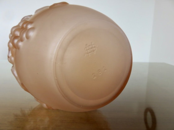 Art-déco-Vase aus rosa Pressglas mit Weinrankendekor, signiert "Souchon Neuvesel", Frankreich, 40er Jahre (photo 10 of 10)