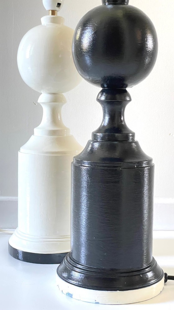 Image 1 of 2 supporti per lampade in legno tornito in bianco e nero VINTAGE