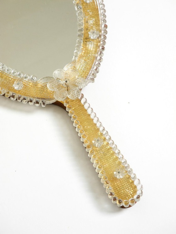 Image 1 of Magnifique miroir à main ou mural vénitien Mid Century Modern avec rosaces en verre de Murano. Fabriqué en Italie.