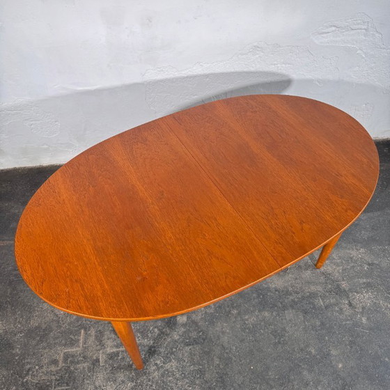 Image 1 of Mesa de comedor ovalada extensible de teca, estilo británico, década de 1960.