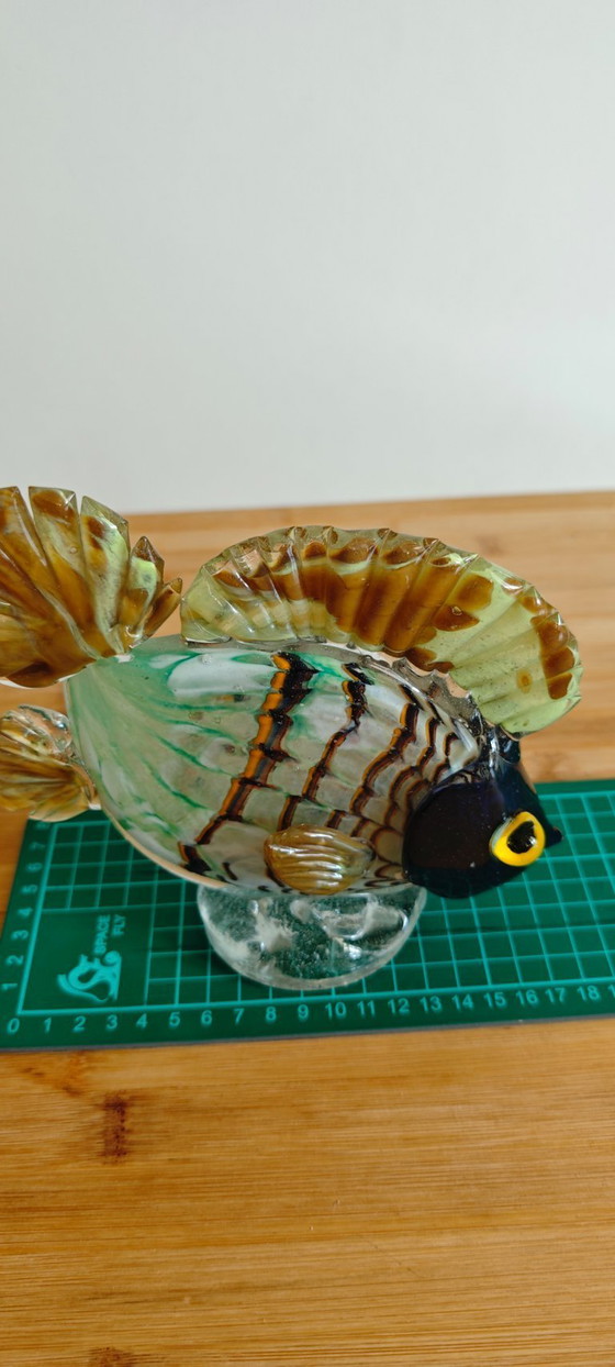Image 1 of Figurine de poisson vintage en verre soufflé à la bouche — Style Murano — Vert/Ambre avec des nageoires ridées remarquables