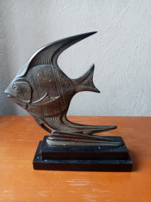 Escultura de pez escalar de bronce fijada sobre mármol negro