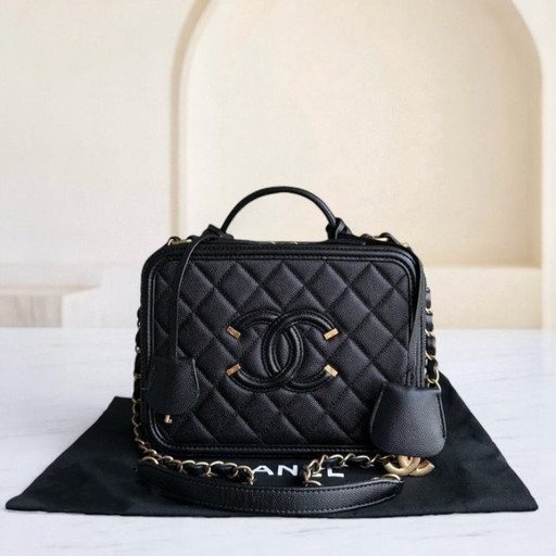 Chanel Filigraan Toilettas Medium - Caviar Gewatteerd Kalfsleer met Korrelnerf Zwart Goudkleurige Hardware Serie 27