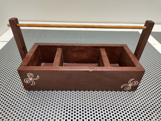 Image 1 of Scatola per il tè in legno con design tribale e maniglia.