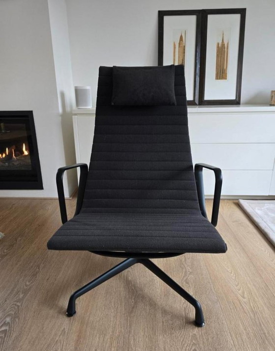 Image 1 of Fauteuil lounge Vitra Eames EA124 + repose-pieds EA125